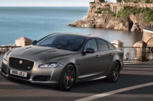 Jaguar-XJR575--billion-city